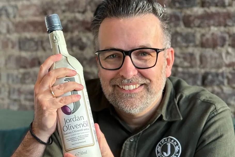 Bastian Jordan mit der Jordan Olivenöl Papierflasche