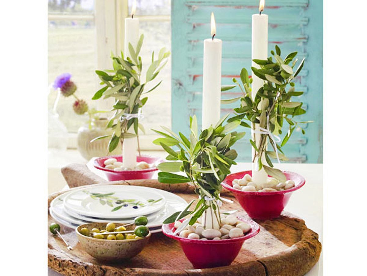 Schöne Tischdeko mit Olivenzweigen und Kerzen