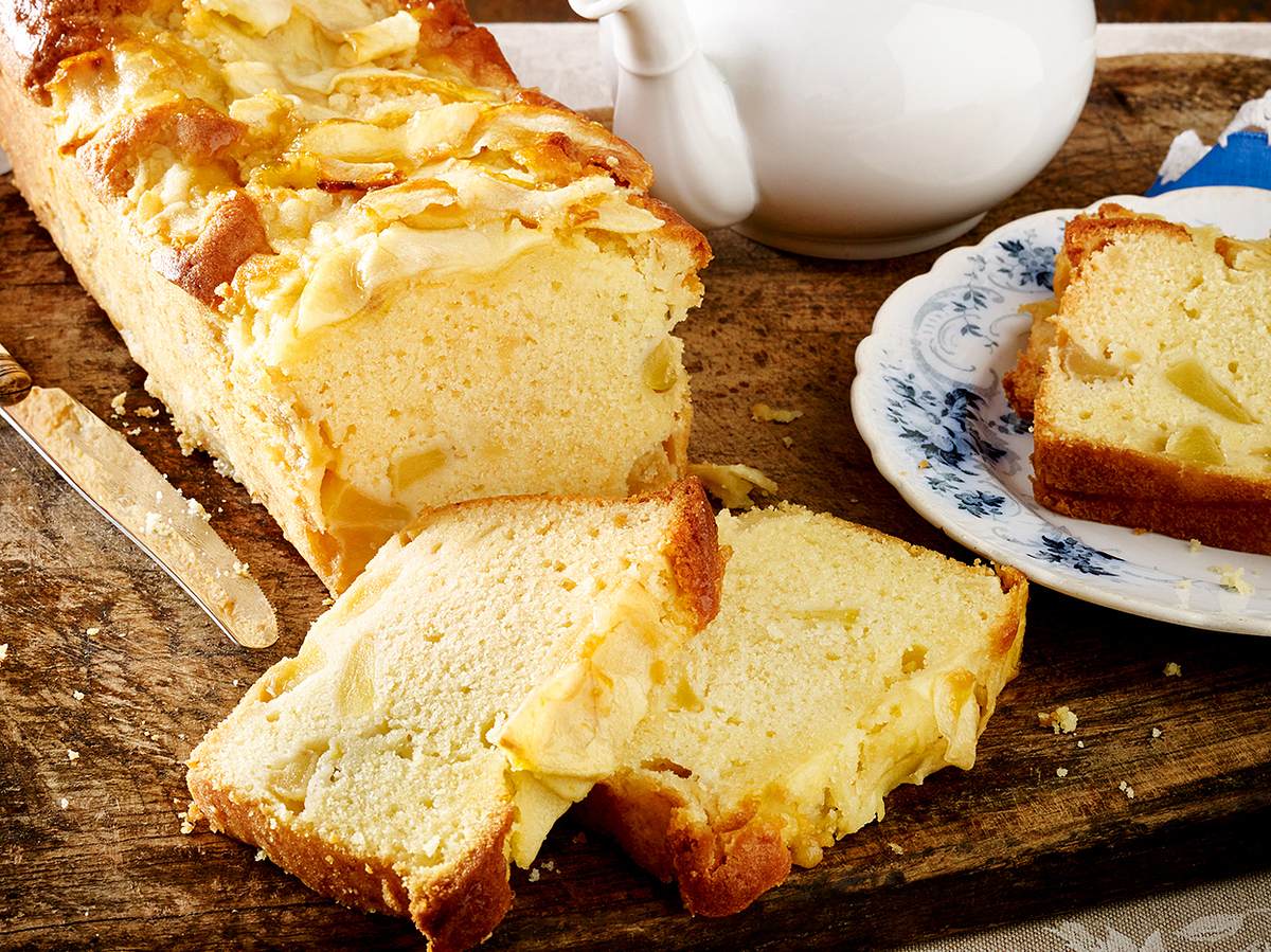 Omas Apfel-Rührkuchen in einer Kasten form gebacken und angeschnitten.