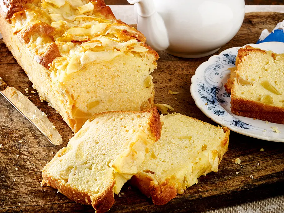 Omas Apfel-Rührkuchen Rezept Omas Apfel-Rührkuchen in einer Kasten form gebacken und angeschnitten.