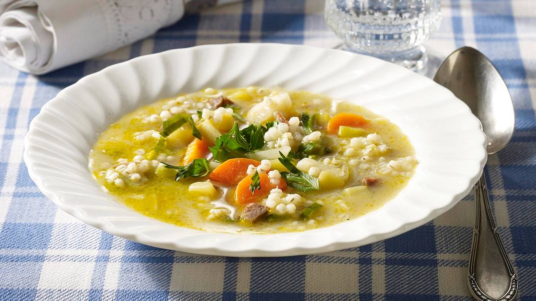 Omas Graupensuppe mit Beinscheibe Rezept - Foto: LECKER @ Bauer Media Group