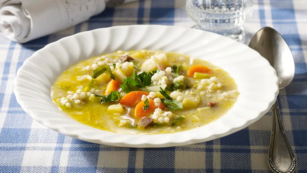 Omas Graupensuppe mit Beinscheibe Rezept - Foto: LECKER @ Bauer Media Group Omas Graupensuppe mit Beinscheibe Rezept - Foto: LECKER @ Bauer Media Group