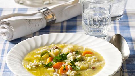 Omas Graupensuppe mit Beinscheibe Rezept - Foto: House of Food / Bauer Food Experts KG