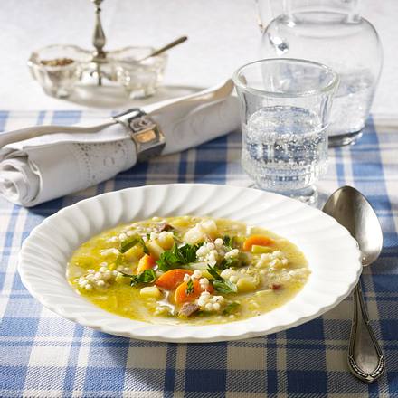 Omas Graupensuppe mit Beinscheibe Rezept