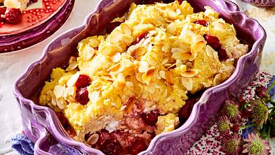 Omas Grießauflauf mit Kirschen Rezept - Foto: LECKER @ Bauer Media Group