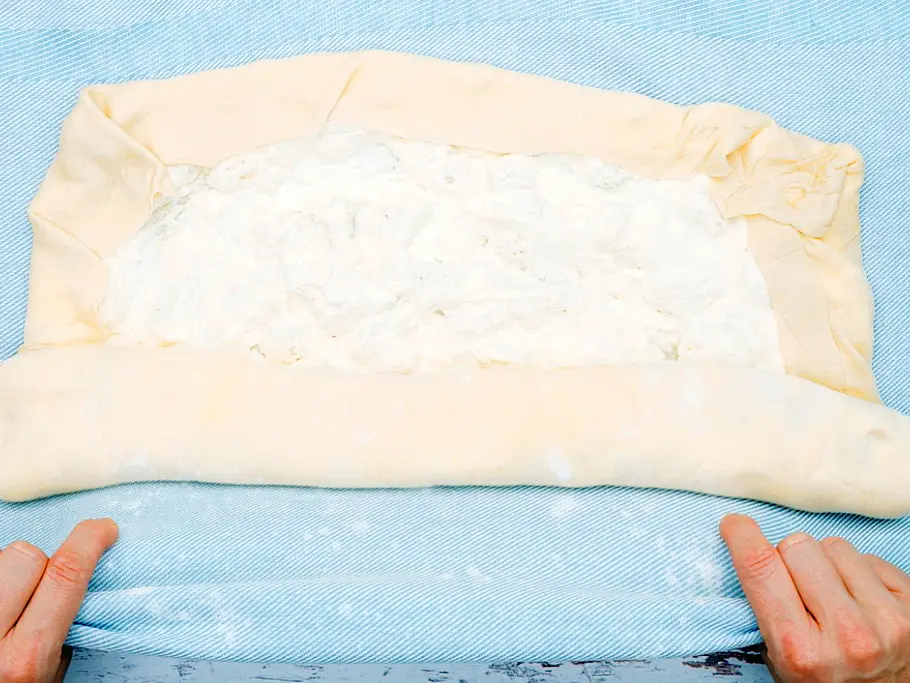 Milchrahmstrudel aufrollen Milchrahmstrudel aufrollen