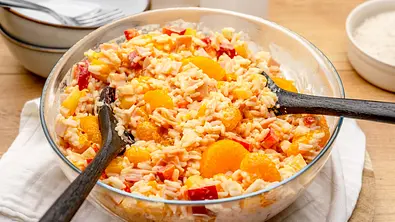 Reissalat mit Mandarinen Rezept - Foto: ShowHeroes für LECKER @ Bauer Media Group