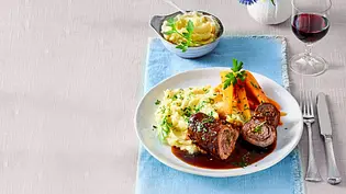 Omas Rouladen mit Kartoffel-Sellerie-Stampf Rezept - Foto: LECKER @ Bauer Media Group Omas Rouladen mit Kartoffel-Sellerie-Stampf Rezept - Foto: LECKER @ Bauer Media Group