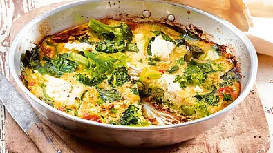 Omelette mit Gemüse in einer Pfanne - Foto: LECKER @ Bauer Media Group Omelette mit Gemüse in einer Pfanne - Foto: LECKER @ Bauer Media Group