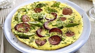Omelett mit grünem Spargel und Cabanossi Rezept - Foto: House of Food / Bauer Food Experts KG