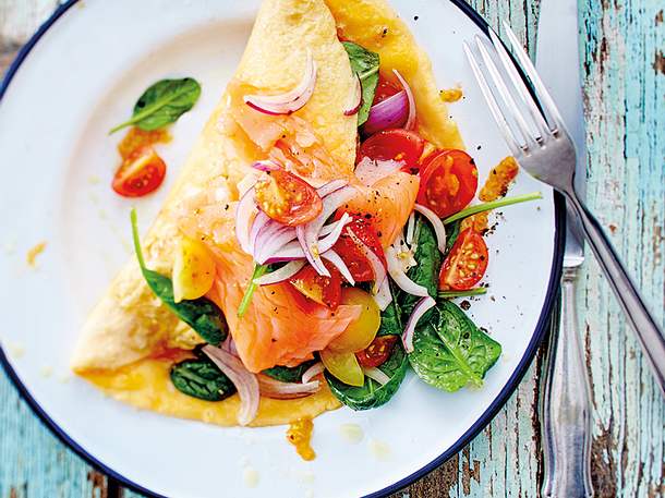 Omelett mit Salatfüllung und Lachs Rezept