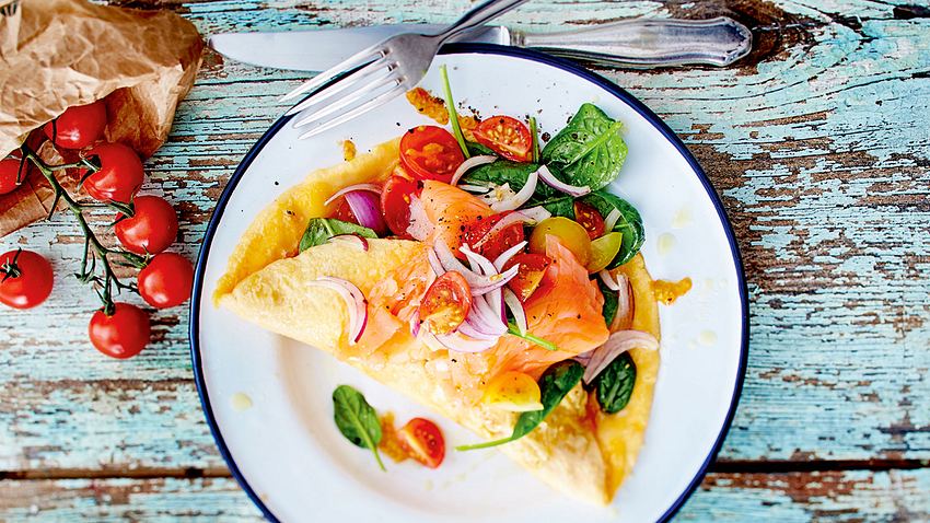 Omelett mit Salatfüllung und Lachs Rezept - Foto: House of Food / Bauer Food Experts KG