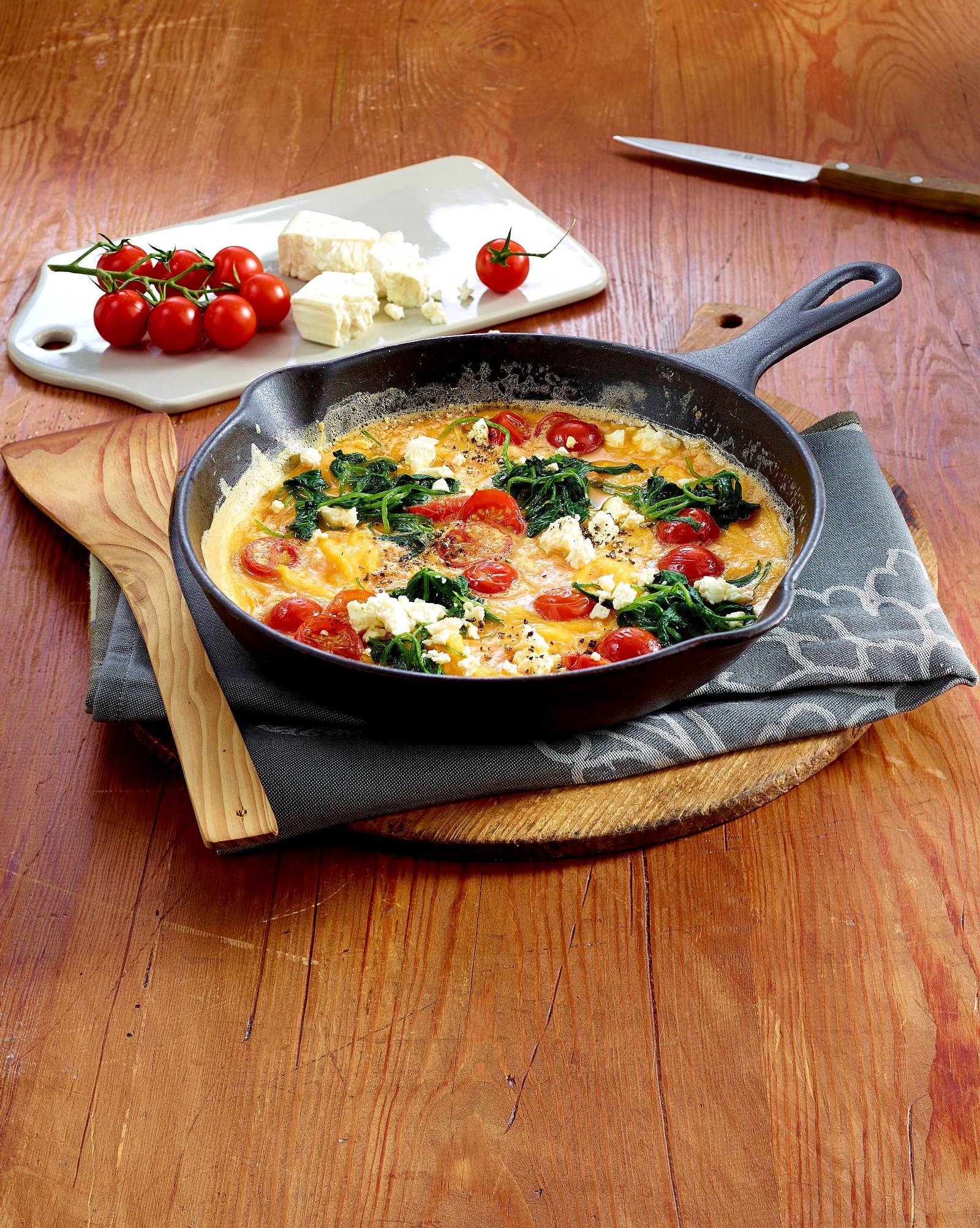 Omelett mit Spinat, Kirschtomaten und Fetakäse Rezept | LECKER