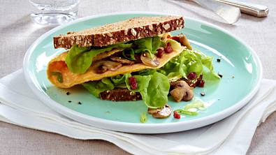 Omelett-Sandwich mit Pilzen Rezept - Foto: LECKER @ Bauer Media Group