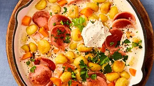 One-Pot-Gnocchi-Pfanne mit Wurst & Möhre Rezept - Foto: LECKER @ Bauer Media Group One-Pot-Gnocchi-Pfanne mit Wurst & Möhre Rezept - Foto: LECKER @ Bauer Media Group
