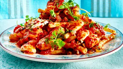 One-Pot-Makkaroni mit Tomaten-Mozzarella-Creme Rezept - Foto: LECKER @ Bauer Media Group
