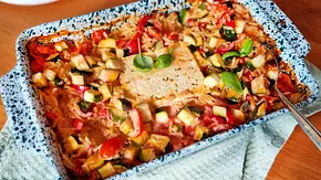 Auflaufform mit Kritharaki, Zucchini, Paprika und Tomaten. In der Mitte Feta-Käse und garniert mit Basilikum. - Foto: LECKER @ Bauer Media Group / Max Bergmann Auflaufform mit Kritharaki, Zucchini, Paprika und Tomaten. In der Mitte Feta-Käse und garniert mit Basilikum. - Foto: LECKER @ Bauer Media Group / Max Bergmann
