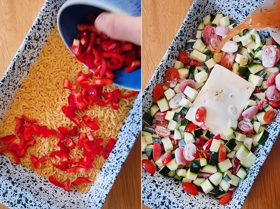 One-Pot Ofen-Kritharaki zubereiten Paprika wird über die rohen Kritharaki gegeben. Gemüse und Nudeln anschließend mit Gemüsebrühe aufgefüllt.