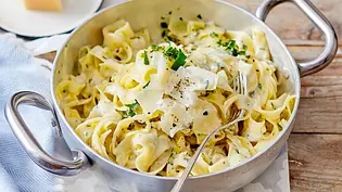 One-Pot-Parmesan-Pasta Rezept - Foto: LECKER @ Bauer Media Group One-Pot-Parmesan-Pasta Rezept - Foto: LECKER @ Bauer Media Group