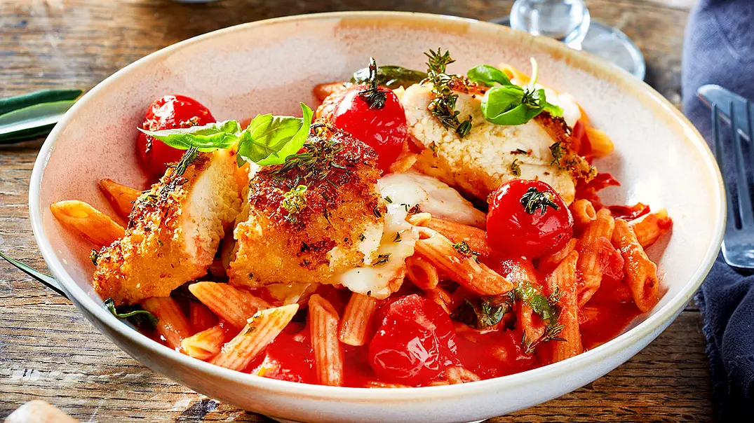 Pollo al Parmigiano mit One-Pot-Pasta - Foto: LECKER @ Bauer Media Group