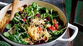 One-Pot-Pasta Mittelmeer“ Rezept - Foto: LECKER @ Bauer Media Group