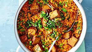 One-Pot- Rote-Linsen-Eintopf mit Tofu Rezept - Foto: House of Food / Bauer Food Experts KG