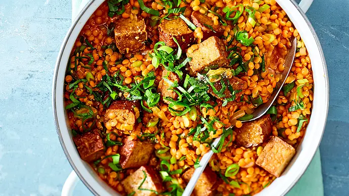 One-Pot- Rote-Linsen-Eintopf mit Tofu Rezept - Foto: LECKER @ Bauer Media Group One-Pot- Rote-Linsen-Eintopf mit Tofu Rezept - Foto: LECKER @ Bauer Media Group