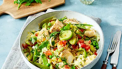 Seelachs-Bowl mit Reis, Porree, Erbsen und Zuckerschoten - Foto: LECKER @ Bauer Media Group