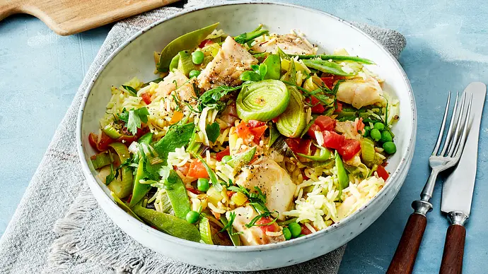 Seelachs-Bowl mit Reis, Porree, Erbsen und Zuckerschoten - Foto: LECKER @ Bauer Media Group Seelachs-Bowl mit Reis, Porree, Erbsen und Zuckerschoten - Foto: LECKER @ Bauer Media Group
