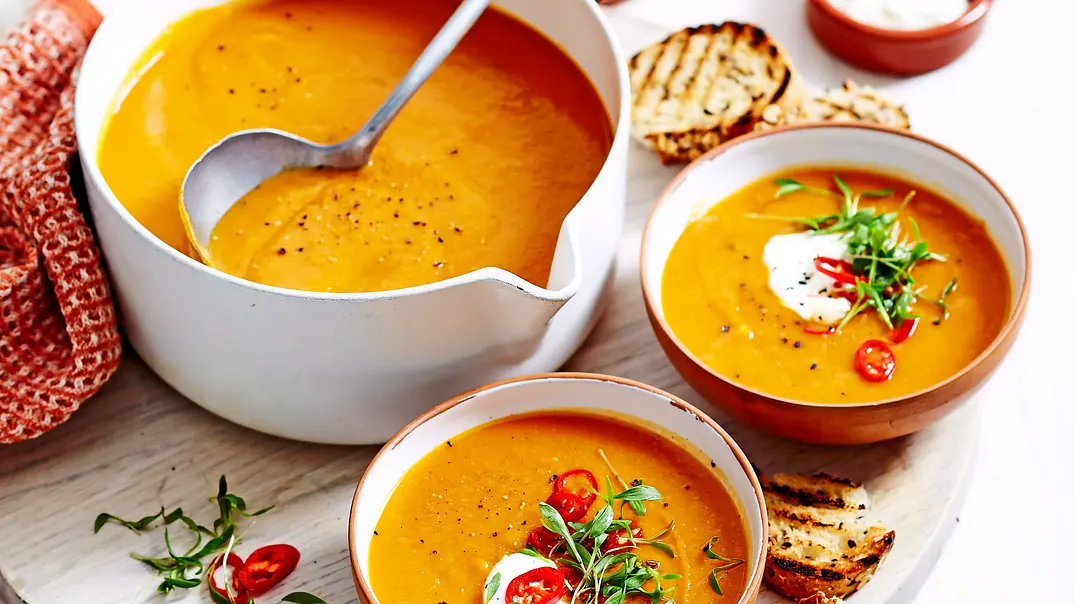 „Orange is the New Soup“ auf Linsen-Basis Rezept - Foto: LECKER @ Bauer Media Group „Orange is the New Soup“ auf Linsen-Basis Rezept - Foto: LECKER @ Bauer Media Group