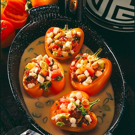 Orange Paprikaschoten mit Schafskäse-Gemüsefüllung Rezept Orange Paprikaschoten mit Schafskäse-Gemüsefüllung Rezept
