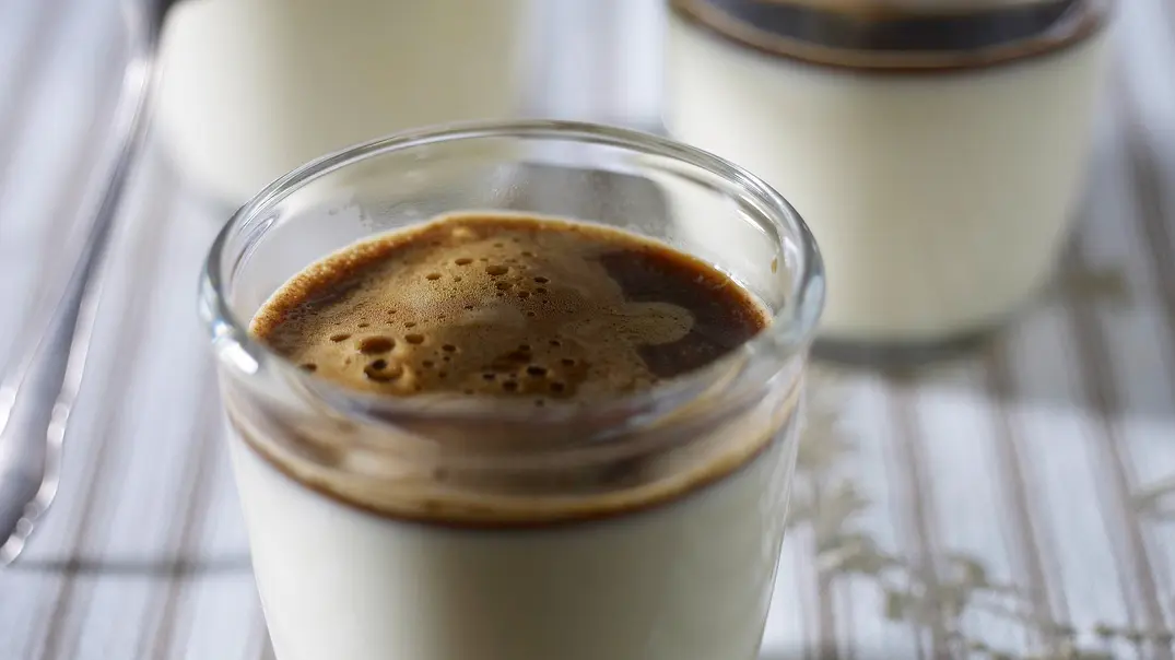 Orangen-Espresso-Panna-cotta mit Cognac Rezept - Foto: LECKER @ Bauer Media Group Orangen-Espresso-Panna-cotta mit Cognac Rezept - Foto: LECKER @ Bauer Media Group
