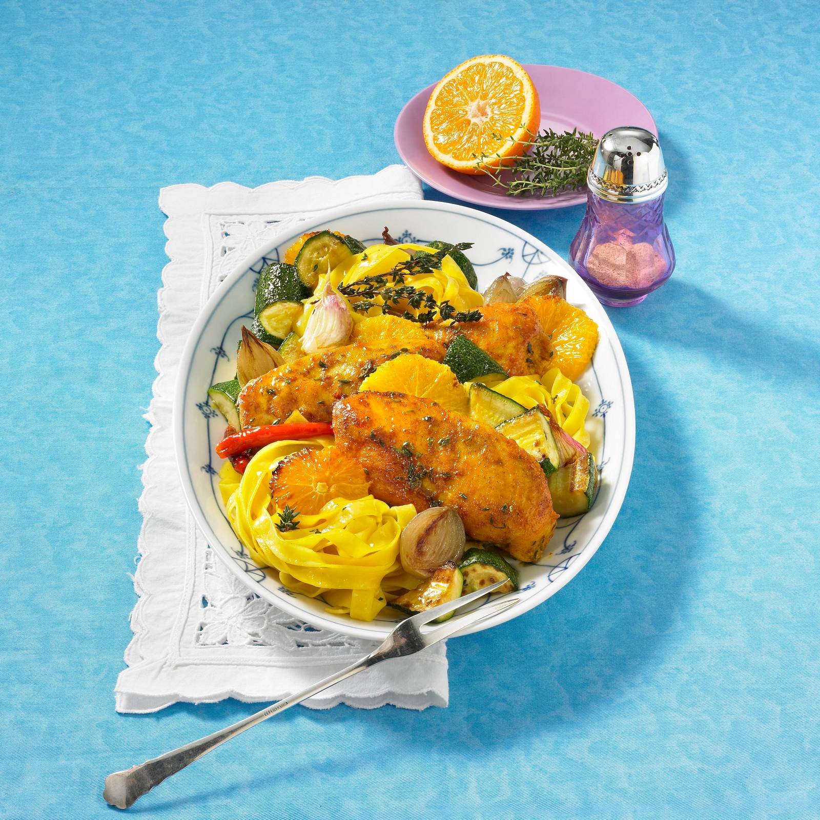 Orangen-Hähnchen mit Bandnudeln Rezept | LECKER