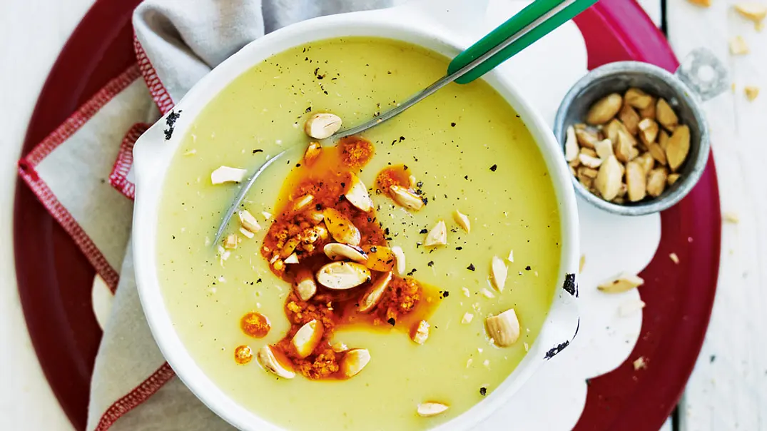 Orangen-Kartoffelsuppe mit Currymandeln Rezept - Foto: LECKER @ Bauer Media Group Orangen-Kartoffelsuppe mit Currymandeln Rezept - Foto: LECKER @ Bauer Media Group