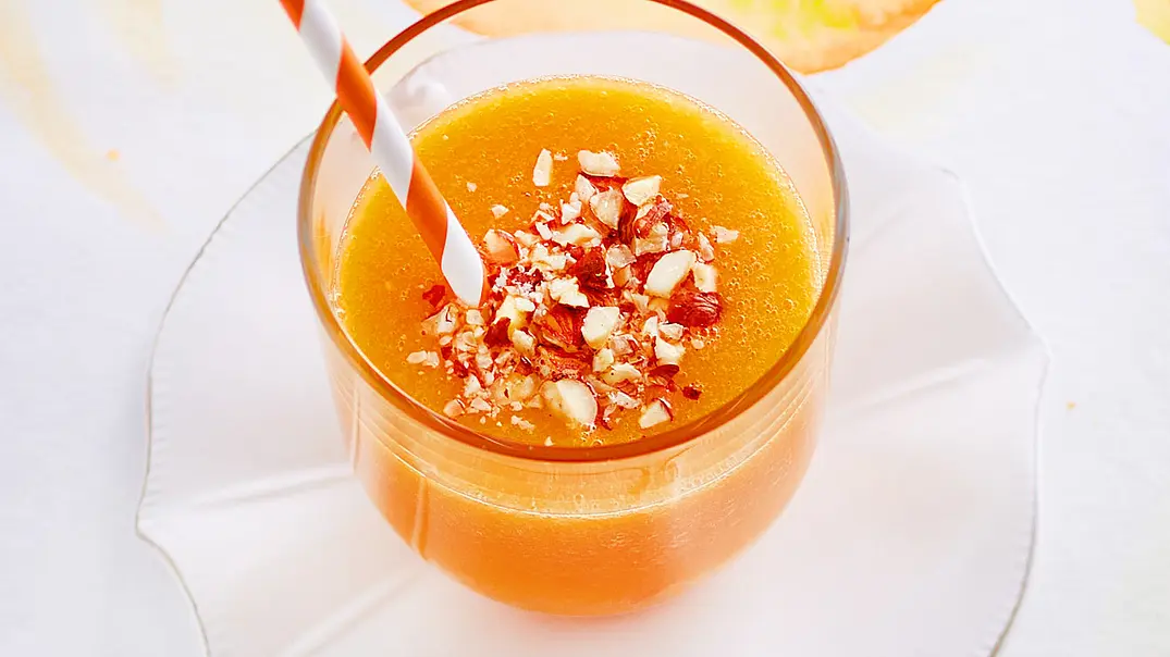 Orangen-Papaya-Drink mit Ingwer und Haselnüssen Rezept - Foto: LECKER @ Bauer Media Group Orangen-Papaya-Drink mit Ingwer und Haselnüssen Rezept - Foto: LECKER @ Bauer Media Group