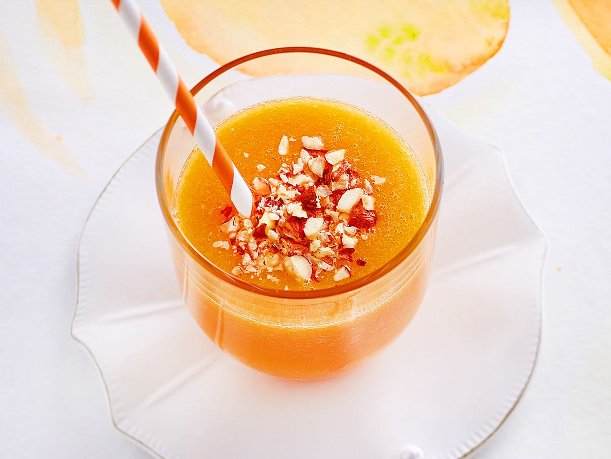 Orangen-Papaya-Drink mit Ingwer und Haselnüssen Rezept