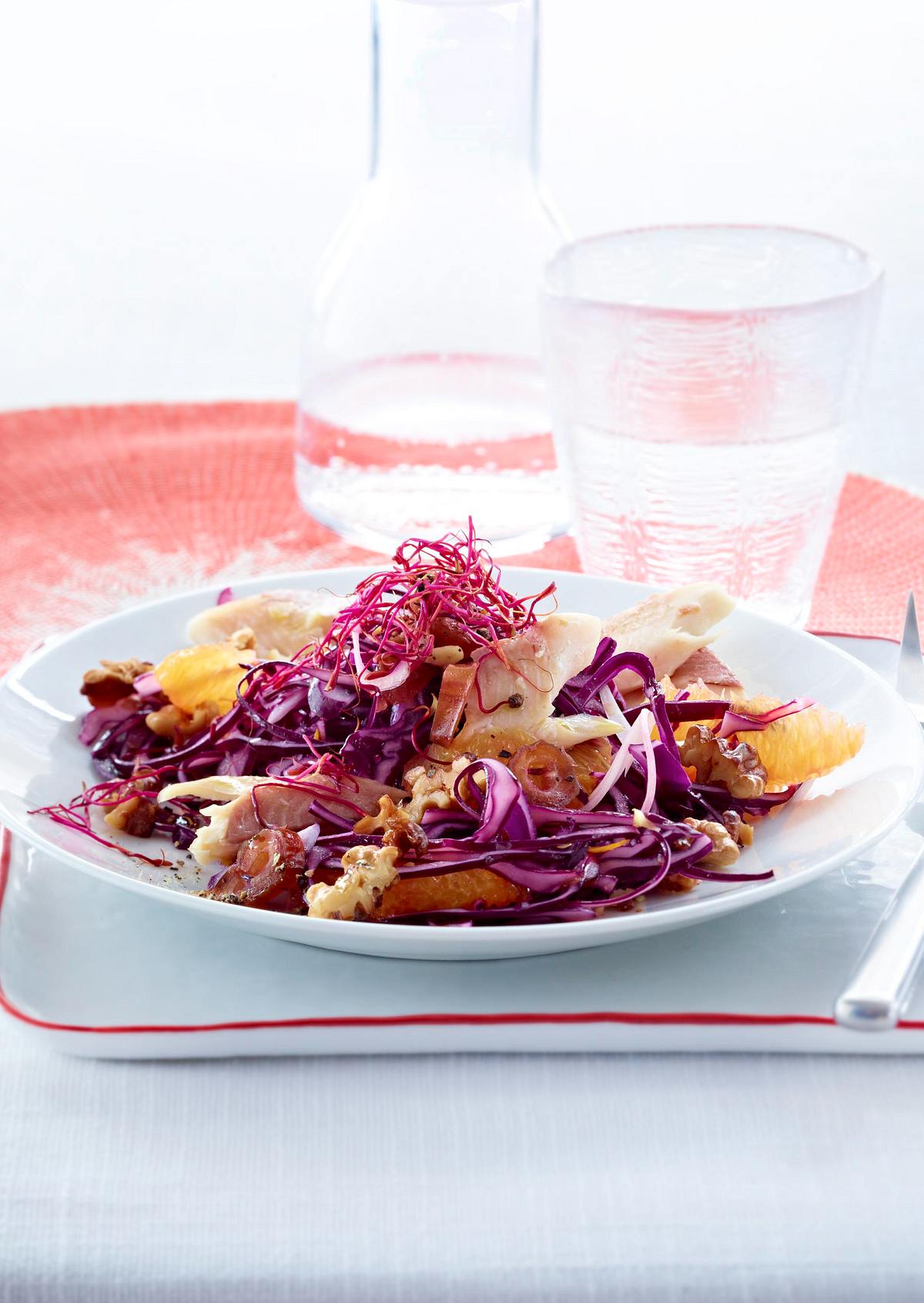 Orangen-Rotkohl-Salat mit Datteln und Forelle Rezept