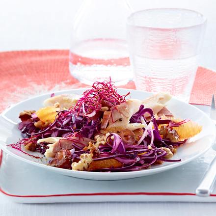 Orangen-Rotkohl-Salat mit Datteln und Forelle Rezept