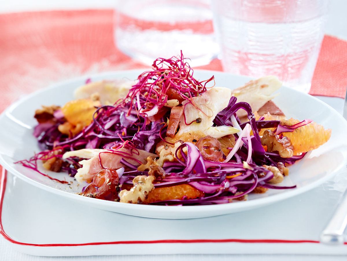 Orangen-Rotkohl-Salat mit Datteln und Räucherforelle Rezept