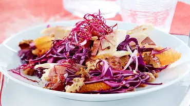 Orangen-Rotkohl-Salat mit Datteln und Räucherforelle Rezept - Foto: LECKER @ Bauer Media Group Orangen-Rotkohl-Salat mit Datteln und Räucherforelle Rezept - Foto: LECKER @ Bauer Media Group