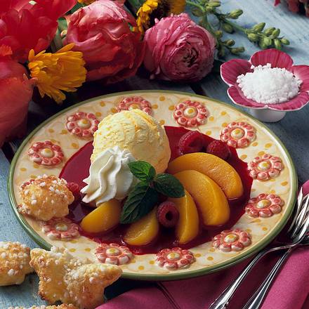 Orangeneis mit Pfirsichen und Himbeersoße Rezept