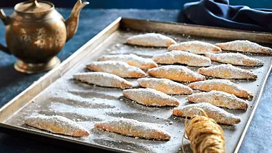 Orangenkipferl als Adventsspinnerei Rezept - Foto: LECKER @ Bauer Media Group
