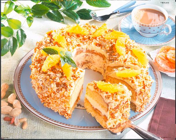 Orangenkranz mit Erdnusskrokant Rezept