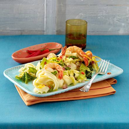 Orangenwirsing und gebratene Garnelen auf Bandnudeln Rezept Orangenwirsing und gebratene Garnelen auf Bandnudeln Rezept