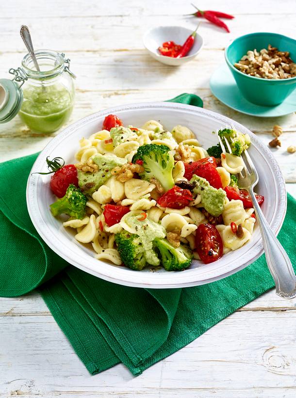Orecchiette mit Brokkoli-Pesto und Tomaten Rezept | LECKER