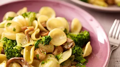 Orecchiette mit Brokkoli & Pilzen Rezept - Foto: LECKER @ Bauer Media Group