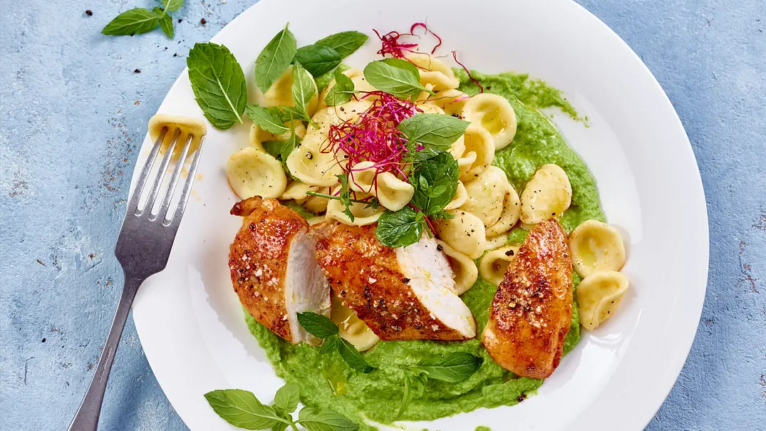 Orecchiette mit Geflügel auf Erbsenpüree Rezept - Foto: LECKER @ Bauer Media Group Orecchiette mit Geflügel auf Erbsenpüree Rezept - Foto: LECKER @ Bauer Media Group