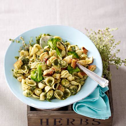 Orecchiette mit Thymian-Pesto und Chili-Bröseln Rezept Orecchiette mit Thymian-Pesto und Chili-Bröseln Rezept