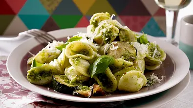 Orecchiette mit Zitronen-Zucchini und Nusspesto Rezept - Foto: LECKER @ Bauer Media Group