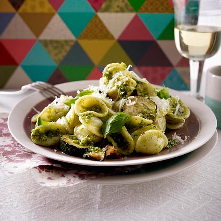 Orecchiette mit Zitronen-Zucchini und Nusspesto Rezept Orecchiette mit Zitronen-Zucchini und Nusspesto Rezept